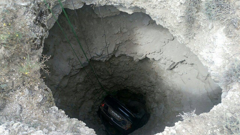 Как в Крыму "спасали" упавшую с обрыва на скалы машину [фото, видео]